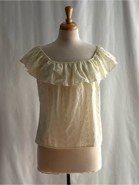 Vintage 1980s Pastel Yellow Eyelet Lace Off the Shoulder Blouse / M
